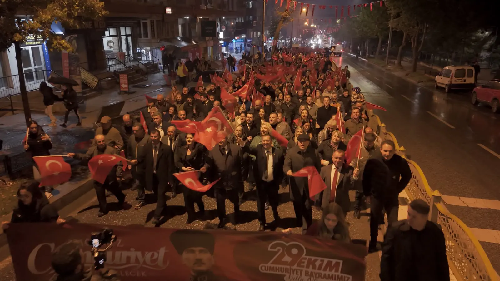 CUMHURİYET COŞKUSU SAĞANAK YAĞIŞA RAĞMEN SOKAKLARA TAŞTI: BİNLERCE EDİRNELİ FENER ALAYI’NDA BULUŞTU galeri görseli